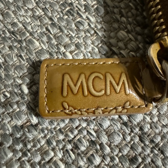 EUC AUTHENTIC BROWN PATENT LEATHER ZIP AROUND WALLET - Picture 4 of 13